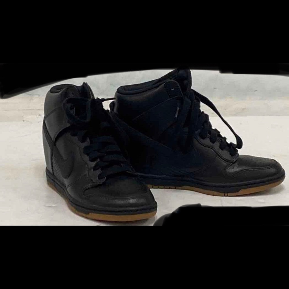 Nike women black tennis